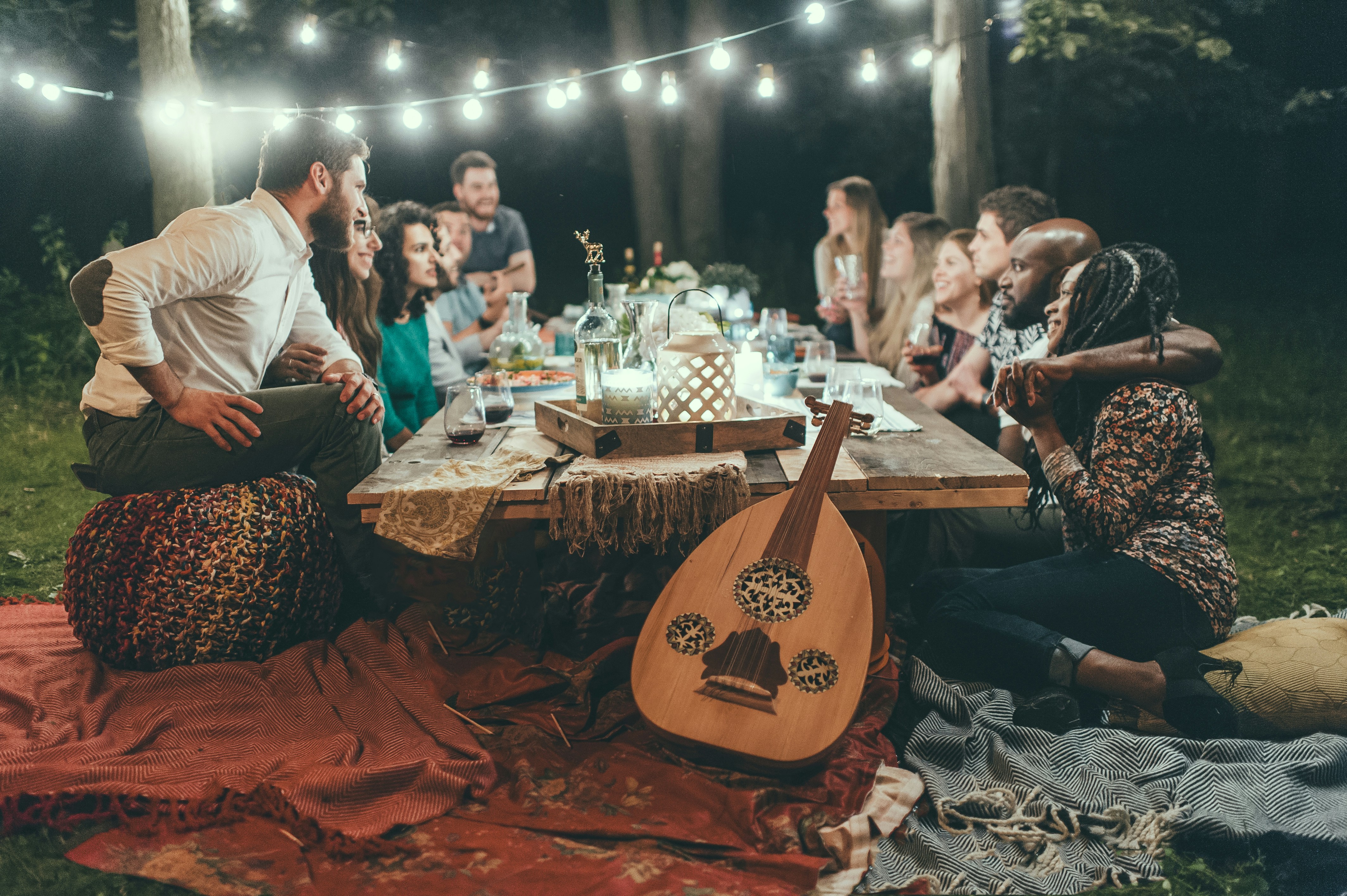 Famille et amis à table